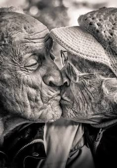 an old couple kissing each other with the caption in spanish