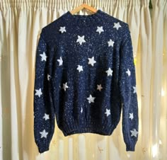 Hand knitted blue sweater inspired by the movie Coraline, made by my mom @creacionesnuditos on instagram! Made of blue and gray wool (50% wool, 50% acrylic fiber) and shiny silver lurex yarn, it has a total of 48 hand knitted stars sewn both in the front and the back, as well as on the sleeves. SIZE We have sizes XS, S, M, L and XL, which we restock around every two weeks. Please, make sure to take your own measurements right so you can pick the best size for you! The sweater in the photos is a Raglan Knitting Pattern, Coraline Sweater, Coraline Style, Coraline Costume, Stars Sweater, Star Sweater, Acrylic Fiber, Fantasias Halloween, Cozy Autumn