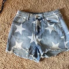 Nwot Star Jean Shorts, Size Small, Never Worn Customised Jeans, Mha Shifting, Clothes Embroidery, Benson Boone, Star Shorts, Streamer Dr, Disney Bounding, Party Fits, Ripped Denim Shorts