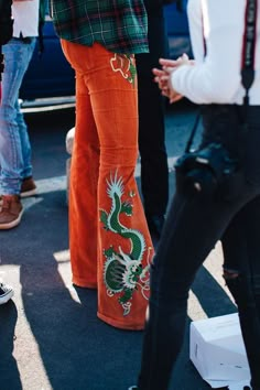 Orange Trousers Street Style, 70s Street Style, 70s High Fashion, 70s Trousers, Street Art Fashion, Look Disco, Embroidered Orange, Estilo Hippie