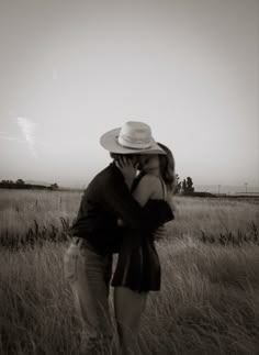 Cowgirl and cowboy posing photoshoot in a country field wearing cowboy hats and dress and cowboy boots and wrangler pearl snap Country Photoshoot Ideas, Bf Photoshoot, Couple Horse Photography, Relatable Couple, Photoshoot Western