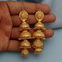 Discover the allure of Handmade Gold Jewelry at https://morvijewels.etsy.com/   Get a dazzling 25% off on all our 22k and 18k gold pieces. Don't miss out on this limited-time offer. Shop now and embrace the radiance of gold! Beautiful 22 Karat Gold Handmade Earrings jhumki Traditional Design jewelry Gold Purity- 22k yellow Gold Length - 7.5 cm Width - 2 cm max Weight - 30.190 grams approx The earrings comes with normal push/backs If you want real gold push please let us know. Thank You Click to Indian Style Wedding, Earrings Jhumka, Handmade Gold Jewellery, Earrings Chandelier, Wedding Indian, Jhumki Earrings, Yellow Gold Earrings, Gold Piece, Design Jewelry