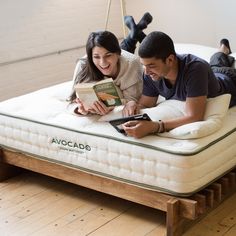 Avocado Vegan Mattress Hybrid features GOLS organic certified latex Avocado Mattress, Eco Friendly Mattress, Green Mattress, Avocado Vegan, Natural Latex Mattress, Modern Bed Frame, Mattresses Reviews, Natural Mattress, Stomach Sleeper