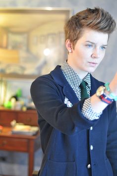 Holy fuck: the plaid shirt with off-color tie is swaggin'. Queer Suits, Suit Tomboy, Butch Style, Andro Fashion, Queer Style, Tomboy Haircut