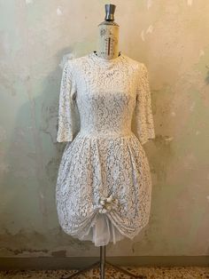 Abito da sposa in pizzo bianco anni 50 fatto a mano a palloncino con sottogonne tulle incorporate e fiori fatti a mano come decoro gonna White Tea-length Lace Dress, 1950s Style Tea Length Wedding Dress, Retro Fitted Petticoat For Wedding, Fitted Retro Petticoat For Wedding, Vintage White Petticoat For Party, Retro Fitted Wedding Petticoat, Tea Length Lace Trim Wedding Dress, Vintage White Tulle Dress, Vintage White Dress For Debutante Ball