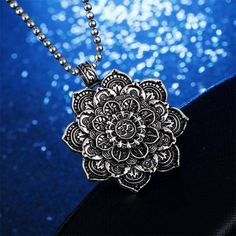 Metalltyp: Zinklegierung
Material: Leder oder Legierung
Anhängergröße: 4,2 * 3,6 cm Mandala Lotus Flower, Lotus Flower Pendant, Mandala Lotus, Boho Style Necklaces, Mandala Necklace, Yoga Necklace, Lotus Necklace, Lotus Mandala, Lotus Pendant