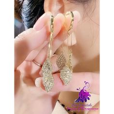 Product information: Material: alloy/silver plated/gold plated Pattern: Plant flowers Style: Japan and South Korea Applicable gender: female Color classification: Gold Inlay material: alloy inlaid artificial gemstones/semi precious stones Packing list: Earrings*1Pair Trendy Style, Style Earrings, Flower Fashion, Semi Precious Stones, Tassel Earrings, Packing List, Semiprecious Stones, Precious Stones, Gender Female