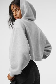 A cute and comfy counterpart to your high-waisted favorites, the Bae Hoodie has a relaxed fit, long scrunchable sleeves, ribbed cuffs and a slightly cropped ribbed hem that highlights the natural waist. The pocketless design is streamlined and bulk-free, and the French terry is an absolute pleasure to pull on: smooth on outside and fleecy on the inside. Hoodie Brands, Gym Clothes, Back Women, Yoga Tops, Hailey Bieber, Powder Pink, Grey Women, Alo Yoga, Yoga Women