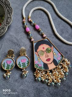 Fabric Painting Jewellery, Clay Jwellery Idea, Handmade Jwellary Idea, Painted Jewellery, Terracotta Jewellery Making, Terracotta Jewellery Designs, Diy Jewellery Designs, Hand Painted Necklace, Paper Quilling Jewelry