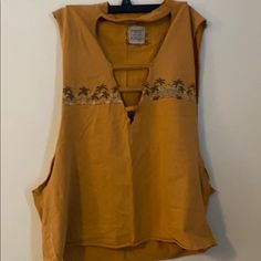 Furst Of A Kind Vintage Orange Beach Top. Never Worn! Palm Tree Designs. Open Armpit Tank. Chocker Collar Cut For Vintage Look. Says “Rancho Relaxo” Over Left Side Of Chest. One Size Fits All. Suppose To Be Over Sized. Casual V-neck Crop Top For Beach, Casual Brown Tops For The Beach, Cotton V-neck Crop Top For Beach Season, Sleeveless Cotton Tops For Vacation, Brown Crop Top For Vacation, Brown Cotton Vacation Tops, V-neck Crop Top For Beach Season Vacation, Tropical Tops For Vacation Day Out, V-neck Crop Top For Beach Vacation