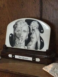 there is a ceramic plate with two women on it and the words, des queen