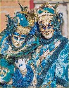 Carnaval de Venise les masques et costumes Carnivale Mask, Costumes Carnaval, Venice Carnival Costumes, Hidden Faces, Costume Carnaval, Venice Mask, Venetian Carnival, Masked Ball, Rio Carnival