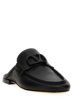 Muli in pelle con dettaglio "Vlogo Signature", suola in pelle.Valentino GaravaniValentino Garavani "Vlogo Signature" MuliUomo europeo V Logo, Mens Designer Shoes, Men Model, Leather Mules, Luxury Accessories, Italian Fashion, Flip Flop, Luxury Boutique, Valentino Garavani