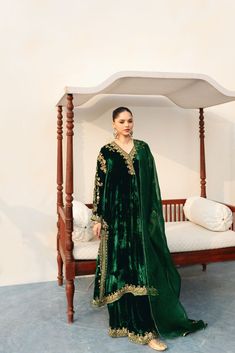 Agra Velvet Velvet Green Suit, Dresses For Mehndi Function, Latest Velvet Suit Designs, Velvet Sharara, Velvet Gowns, Pakistani Casual Wear, Velvet Suit Design, Velvet Kurta, Eastern Dresses