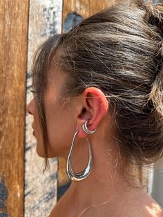 These chunky hoops are silver statement earrings with a bold, chunky oval design. the modern hollow hoops are gold plated stainless steel, making them waterproof and hypoallergenic for everyday wear. 𝐃𝐄𝐓𝐀𝐈𝐋𝐒 💎 1 pair of earrings, included 💎 Material: Stainless Steel, PVD 💎 Earring Type: Hollow 💎 Earring Height: 59.6mm 💎 Earring Length: 38.9mm 𝐘𝐎𝐔 𝐌𝐈𝐆𝐇𝐓 𝐀𝐋𝐒𝐎 𝐋𝐈𝐊𝐄 💎 https://www.etsy.com/shop/RUMJewelry?section_id=47032677 💎 https://www.etsy.com/listing/755198568/evil- Modern Chunky Hoop Earrings, Earrings No Piercing, Hollow Earrings, Silver Statement Earrings, Wrap Earrings, Silver Ear Cuff, Ringe Gold, Evil Eye Ring, Outfit Making