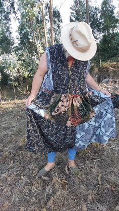 Deze jurk heb ik gemaakt bij het strand in Noord Portugal. Wijdvallende jurk zonder mouwen en grote zakken. Soepel materiaal heerlijk draagbaar. One size fits all. Casual Patchwork Sleeveless Dress For The Beach, Sleeveless Boho Print Dress For Beach Cover-up, Bohemian Sleeveless Dress For Garden Party, Summer Patchwork Sundress For Vacation, Summer Sundress With Patchwork For Vacation, Bohemian Floral Print Sleeveless Dress For Garden Party, Bohemian Sleeveless Dress With Floral Print For Garden Party, Bohemian Sleeveless Floral Dress For Garden Party, Sleeveless Boho Dress For Vacation