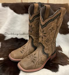 Shop the Laredo Women's Sadie Tan Turquoise Square Toe Leather Western Boots 5848 at Painted Cowgirl Western Store. Find a wide selection of stylish and comfortable western boots for women. Laredo Boots Women, Square Toe Cowgirl Boots, Western Boots For Women, Cowgirl Boots Square Toed, Cute Cowgirl Boots, Square Toe Cowboy Boots, Cowboy Boots Square Toe, Bota Country, Western Shoes