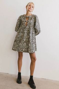 Round neck dress in leopard print Denim Jumpsuit Overalls, Fall Chic, Fall Transition Outfits, Maxi Outfits, Peplum Styles, Va Va Voom, Style Inspiration Fall, Denim Accessories, Dresses By Length