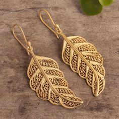 Working in the time-honored art of filigree Alfredo Inga in Peru creates these stunning dangle earrings. The leaf-shaped earrings are crafted from sterling silver plated in gleaming 24k gold. Leaf Gold Earrings, Elegant 22k Gold Filigree Danglers, Gold Plated Filigree Jewelry In Gold, Gold Earing Design New, Earrings Gold Design, Gold Filigree Dangle Earrings, Arabian Earrings Gold, Gold Plated Filigree Earrings For Diwali, Gold Plated Filigree Earrings