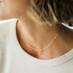 "This bar chain necklace can't get any better! This choker must be the new addition to any girl's wardrobe! A statement piece you won't regret. P R O D U C T * D E T A I L S Available in sterling silver and 14k gold filled Length: 15\" L E N G T H - This necklace is measured opened from end to end - Not sure what length to get? Step 1: Use a string to mark the spot you would like your necklace to hang Step 2: Measure the string's length with a ruler - Want an adjustable length? Add an extender: Kibbe Jewelry, Chain Necklace Outfit, Short Silver Necklace, Fashionable Mom, Outfits Capsule Wardrobe, Necklace Bar, Karma Necklace, Gold Necklace Simple, Organizer Jewelry