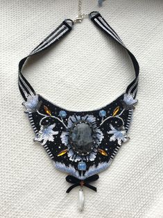 Якобинский цветочный орнамент из бисера ожерелье в винтажном | Etsy Украина Silver Embellished Necklace For Gift, Embellished Bohemian Jewelry, Elegant Embellished Jewelry For Gifts, Handmade Bohemian Flower Necklace For Wedding, Unique Embellished Festival Jewelry, Embellished Round Beads Jewelry Gift, Bohemian Embroidered Necklace For Gift, Bohemian Beaded Necklaces With Bead Caps As Gift, Embellished Jewelry With Round Beads For Gifts