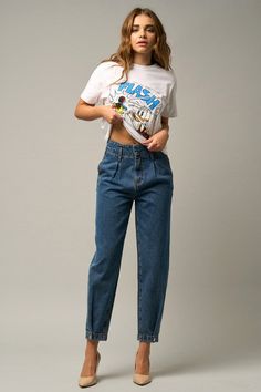 HIGH RISE BALOON JEANS100% COTTON(SIZE 3)WAIST - 27 1/2"HIP 39 1/2"FRONT RISE - 13 1/4"LEG OPENING - 11 3/4"INSEAM - 26 1/2"*Model wears size 1*MODELHEIGHT 5'8"BUST 32"WAIST 24"HIPS 34"SIZE 1-3-5-7-9-11PACK 1-2-2-2-2-1 Style: Casual Print / Pattern: Dark Wash Denim Silhouette: Balloon Fit: High Rise, Balloon Embellishment: Pleat Front Neck Line: N/S Sleeve: N/A Length: Cropped Closure: Button Closure Lining: No Made In: CHINAFabric Contents: 100% COTTON Non-stretch fabric Non-sheer fabric Care I Casual High Rise Cropped Jeans In Dark Wash, Casual Jeans With Belt Loops For Fall, Denim Blue Mom Fit Jeans With Pockets, Casual Mom Fit Rigid Denim Bottoms, Casual High Waist Dark Wash Cropped Jeans, Casual High Waist Cropped Jeans In Dark Wash, Casual High Waist Rigid Denim Jeans, Casual High-waist Rigid Denim Jeans, Mom Fit Denim Jeans For Streetwear