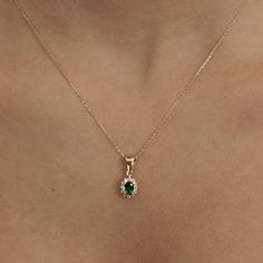 Necklace Design Ideas, Real Gold Necklace, Emerald Necklace Pendant, Gold Necklace For Women, Classic Timeless Style, Pretty Jewelry Necklaces, Oval Necklace, Luxury Necklace, Emerald Pendant