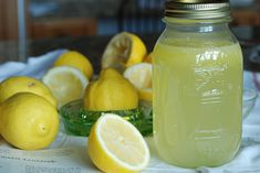 Kids' Easter Drink: Old Fashioned Lemonade from the "Anne of Green Gable's" cookbook. "The best lemonade you'll ever taste." (Blogger also gives an easy pink variation, a strawberry version & says you can also swap the lemons for limes to make limeade.) This is a wonderful, versatile recipe. Fedtforbrændende Mad, Best Lemonade, Lemon Diet, Idee Pasto Sano, Anne Of Green, Detox Smoothie, Fat Fast, Detox Drinks, Yummy Drinks