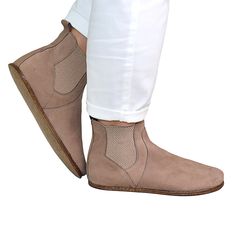 Frauen Barfuß CREAM NUBUCK CHELSEA Boot Cream, Frauen Barfuß Stiefel, flexible Breite Spitze, handgemachte Stiefel, Stiefel für den Winter, minimalist chelsea -MATERIALIEN- - Obermaterial: Rindsleder - Innensohle: Büffel Leder (1,5mm) - Außensohle: Büffelleder (5mm) -VERSAND- -Wir versenden Ihr Paket am selben Tag per UPS-FEDEX. Zu den Hauptmerkmalen von Barfußschuhen gehören: Dünne Sohle: Die Sohle eines Barfußschuhs ist typischerweise dünn und flexibel, was ein besseres Gefühl für den Boden un Boot Shoes Women, Chelsea Boots, Bootie Boots, Chelsea, Ankle Boots, Shoe Boots, Women Shoes, Boots