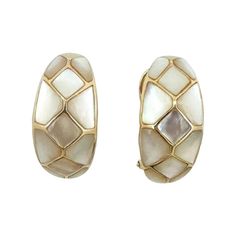 14k Yellow Gold and Mother of Pearl Inlay Ladies Earrings Condition: Excellent Condition, Professionally Cleaned and Polished Metal: 14k Gold (Marked, and Professionally Tested) Weight: 7.7g Length: 1 Inch Width: 0.40 Inches Closure: Post with Omega Back Markings: "14k" FREE Shipping, and We Ship FAST! Item #07983 Luxury Pearl Charm Earrings Made Of Mother Of Pearl, Affordable Gold Mother Of Pearl Jewelry, Modern Hoop Earrings, Sun Earrings, Mother Of Pearl Inlay, Pearl Inlay, Pearl And Diamond Earrings, Pearl Hoop Earrings, Large Hoop Earrings