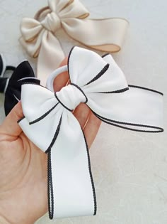 Hair Bows Diy Ribbon, Hair In The Wind, Diy Ribbon Flowers, Designer Hair Accessories, Diy Baby Headbands, Hair Accessories Vintage, Bow Fashion, Bows Diy Ribbon