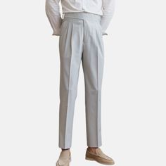 Unsere High Waist Business Trousers sind eine sartoriale Hommage an die zeitlose Eleganz des Old Money Stils. Speziell für den anspruchsvollen Mann geschneidert, verkörpert diese Hose einen Hauch von raffiniertem Charme und stattlicher Raffinesse.
Die Hose wurde sorgfältig aus hochwertigem Polyester gefertigt, einem Stoff, der sich durch seine Strapazierfähigkeit und Leichtigkeit auszeichnet. Das bequeme und dennoch elastische Material sorgt dafür, dass die Hose ihren maßgeschneiderten Look den Elegant Tapered Bottoms For Summer, Fitted Elegant Chinos With Belt Loops, Classic Slim Fit Bottoms For Spring, Classic Ankle-length Spring Pants, Formal Straight Pants For Summer, High Rise Trousers Men, Elegant Tapered Leg Summer Pants, Summer Formal Straight Pants, Elegant Tapered Leg Summer Bottoms