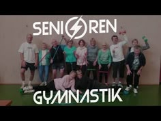 a group of people posing for a photo in front of a wall with the words geniofren gummistk on it