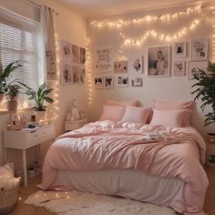 Dorm Room Ideas Coquette, Pink Girly Bedroom Aesthetic, Light Pink Bedroom Aesthetic, Light Pink Room Aesthetic, Pink Cozy Bedroom, Baby Pink Bedroom, Bedroom Ideas Cute, Light Pink Bedrooms, Bedroom Ideas For Small Rooms Cozy