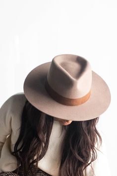 Classic Spring Fur Felt Fedora, Fall Fur Felt Panama Hat With Flat Brim, Fur Felt Fedora Panama Hat For Fall, Fall Fedora Panama Hat In Fur Felt, Fall Panama Hat With Curved Brim In Fur Felt, Everyday Leather Fedora With Flat Brim, Everyday Fedora With Flat Crown For Fall, Fall Fedora With Flat Crown, Winter Fedora Fitted For Everyday Wear