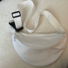 Nwot 9.5 W White Large Capacity Belt Bag For Everyday Use, White Everyday Belt Bag With Pockets, Everyday White Belt Bag With Pockets, White Everyday Shoulder Belt Bag, White Belt Bag With Adjustable Strap For Daily Use, Everyday White Shoulder Belt Bag, White Shoulder Belt Bag For Everyday, White Belt Bag With Removable Pouch For Daily Use, White Large Capacity Casual Belt Bag