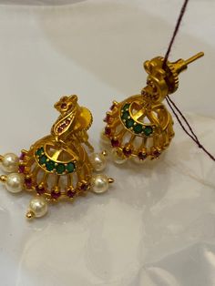 Gold replica, made with stones, pearls and peacock-shaped Jhumkha! Ask for more pictures Temple Jewelry Jhumkas With Peacock Design For Celebrations, Wedding Jhumkas With Peacock Design For Navratri, Temple Jewelry Style Jhumkas With Peacock Design, Temple Jewelry Style Peacock Design Jhumkas, Temple Jewelry Peacock Design Jhumkas, Temple Jewelry Jhumkas With Peacock Design For Navratri, Temple Jewelry Peacock Jhumkas, Navratri Temple Jewelry Jhumkas With Peacock Design, Peacock Design Jhumkas For Party And Festivals