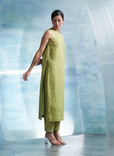 Upgrade your style with this chic linen straight kurta in sheen green featuring a subtle shimmer. Its flattering fit suits everyone and pairs well with straight pants for a polished look. The flowing yet structured silhouette ensures it flatters all body types. Plus, the sheer organza dupatta adds sophistication with its intricate details, perfect for any classy event. Festive Elegant Linen Kurta, Elegant Linen Straight Kurta Sets, Elegant Linen Sets For Festive Occasion, Festive Linen Kurta For Summer, Festive Summer Linen Kurta, Linen Straight Kurta Set For Summer, Summer Linen Straight Kurta Set, Summer Linen Sets With Straight Kurta, Elegant Linen Sets With Straight Pants