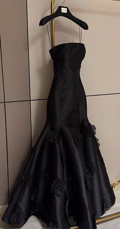 Ball Party Outfit, Dresses For A Ball Classy, Dark Gown Aesthetic, Classy Silk Outfits, Gown For Farewell Party In School, Timeless Dresses Casual, Elegant Dresses Classy Black, Accessories For Black Dress Formal, Dress Party Elegant Glamour