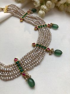 Modern Indian Jewelry, Gold Jewellry, Pearl Jewelry Design, Antique Jewellery Designs, Happy Mood, Pearl Necklace Designs, Jewelry Set Design, Stone Jewellery, Beaded Necklace Designs