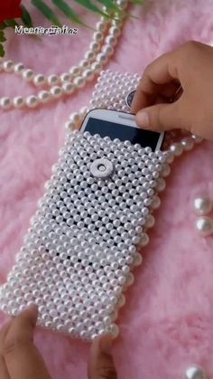 Mobile Purse, How To Make Purses, Diy Purse, Beaded Bracelets Diy, Beaded Bags, Diy Wall Art, Diy Wall, Beaded Bracelet, Beaded Bracelets