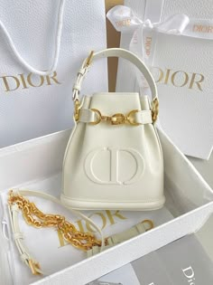 Dior White Bag, Expensive Bag, Trendy Purses, My Style Bags, Girly Bags, Luxury Purses, Fancy Bags, Jordan 13