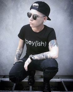 Me in Androgynous Fox Boy(ish) Tshirt Tomboy fashion. Gender Fluid Fashion Tomboys, Tomboy Outfits Cute, Fluid Fashion, Lesbian Outfits