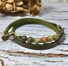 Leather Bracelet With Stone, Diy Leather Bracelet For Women, Leather And Beads Jewelry, Leather Bracelet Ideas, Leather And Bead Bracelet, Leather Bracelet Diy, Boho Leather Jewelry, Leather And Beads, Leather Bracelet Tutorial