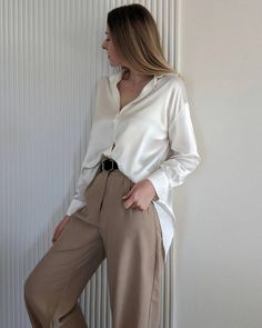 Material: 22 Momme 100% Mulberry SilkModel is wearing a size S and is 174cm, 84cm Bust, 60cm Waist, 90cm Hips; This long-sleeved oversized shirt is made from 100% mulberry silk. With its relaxed silhouette, this silk blouse effortlessly drapes over the body. Designed to be long and slightly loose, it provides versatile styling options. Whether for the office or a spontaneous evening in the city, make this blouse a wardrobe essential, adaptable for various occasions. SIZE: CM / INCH SIZE Bust Sleeve Shoulder Length XXS 110 / 43.31" 48 / 18.9" 48 / 18.9" 77 / 30.31" XS 114 / 44.88" 49 / 19.29" 50 / 19.69" 78 / 30.71" S 118 / 46.46" 50 / 19.69" 52 / 20.47" 79.5 / 31.3" M 122 / 48.03" 51/ 20.08" 54 / 21.26" 81 / 31.89" L 128 / 50.39" 52 / 20.47" 57 / 22.44" 82.5 / 32.48" XL 134 / 52.76" 53 / 2 Silk White Shirt Outfit, Silk White Shirt, Oversized Collared Shirt, Shirt For Ladies, Silk Shirt Blouses, How To Wash Silk, White Shirt Outfits, Collared Blouse, Luxury Silk