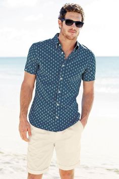 Self Pattern shirt outfit every man wants — Men's Fashion Blog - #TheUnstitchd Pattern Shirt Outfit, Casual Beach Style, Mode Tips, Outfits Hombre, Short Men Fashion, Mens Fashion Blog, Casual Summer Shorts