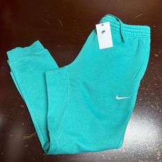 Nike Mens Mint Green Sportswear Standard Fit Tapered Leg Sweatpants Size Large Brand: Nike Department: Men Size: L Color: Green Type: Pants Style: Sweatpants Pattern: Solid Theme: Sports Occasion: Activewear Season: All Season Features: Elastic Waist, Comfort, Pockets Condition: New With Tags I Offer Discounts For All Return Customers. - Jvs Nike Tech Suit, Soccer Sweatpants, Sweatpants Pattern, Gym Warm Up, Basketball Pants, Slim Fit Joggers, Style Sweatpants, Pants Nike, Nike Sweats