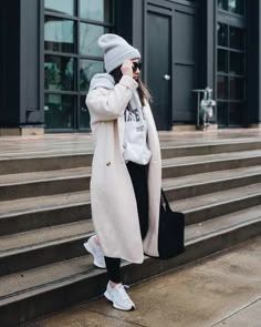 Comfortable Nyc Outfits Winter, How To Style Black Sweatpants, Jogger Pants Outfit Winter, Sweatpants Outfit Women, Black Leather Joggers, Winter Outfits Dress, Jogger Pants Outfit Women, Jogger Outfit Casual, Womens Joggers Outfit