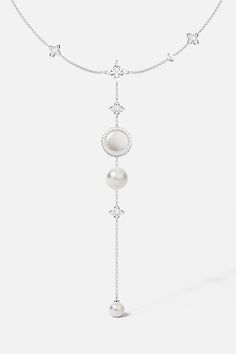 Destaque con este collar adornado con nácar y una perla. Las elegantes piedras aportarán el toque perfecto de glamour a su estilo.
 Material: plata de ley
Piedras: micropavé de circonitas blancas, perla de agua dulce y nácar blanco
Color: plata
Longitud máxima de la cadena: 65 cm máx.
La longitud de la cadena puede ajustarse
Cierre: cierre deslizante
Tamaño del colgante: largo
Todos nuestros productos están elaborados a mano. Refined White Necklace With Pearl Charm, Luxury White Jewelry With Pearl Charm, Fine Jewelry White Necklaces With Pearl Charm, Luxury Pearl White Jewelry With Pearl Charm, Luxury White Necklaces With Pearl Charm, Luxury Pearl Charm Jewelry In Mother Of Pearl, Luxury Pearl Necklace With Adjustable Chain, Luxury Pearl Charm Jewelry Made Of Mother Of Pearl, Exquisite White Jewelry With Pearl Charm