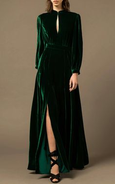 Raquel Diniz Emerald Green Velvet Dress, Dresses Country, Emerald Green Velvet, Dresses Princess, Green Velvet Dress, Velvet Fashion, Princess Wedding, Evening Gowns Formal, Fashion Mode